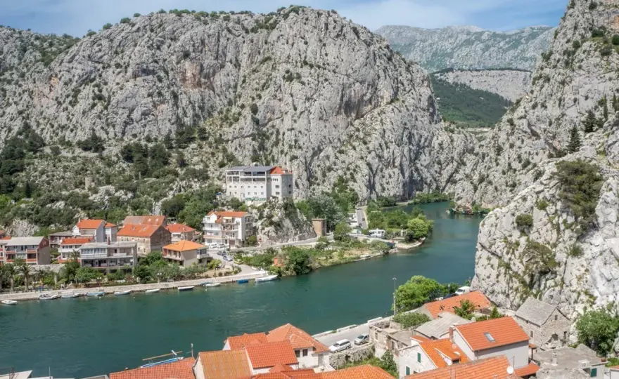 Omiš atrakcje: Co zobaczyć i robić? Piraci, Cetina, plaże!