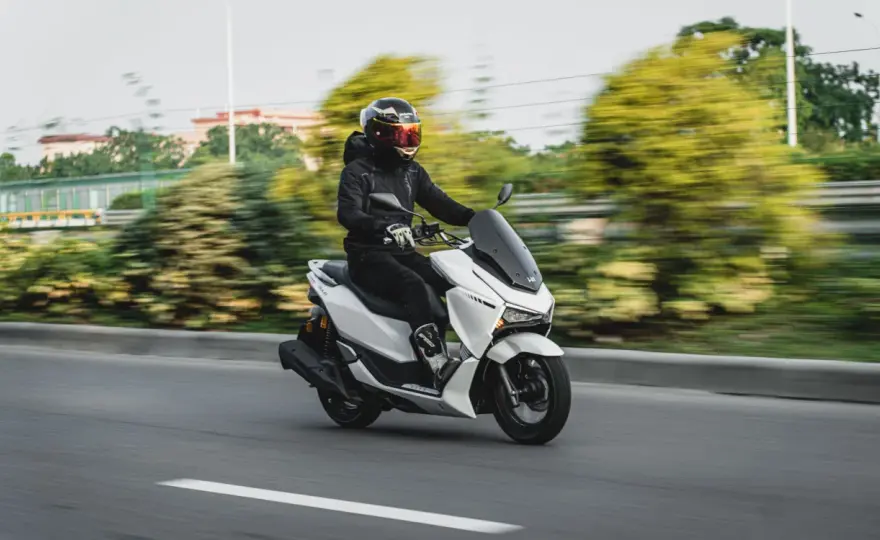 Moto 125 en autopista - ¿Es legal y seguro en España?