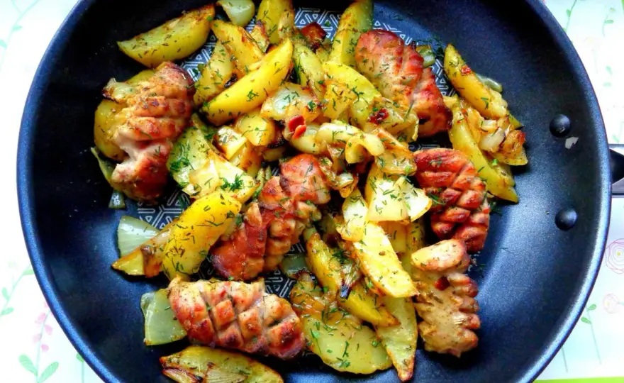 Pieczona biała kiełbasa z cebulą - przepis na idealny smak!