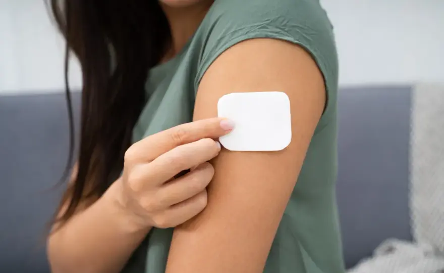 Plaster antykoncepcyjny - Kiedy jest bezpieczny, a kiedy nie?