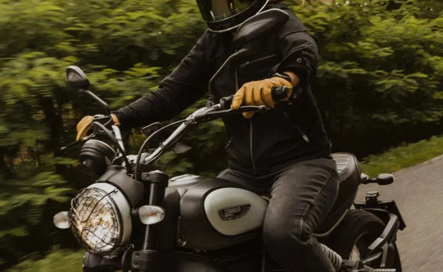 Jak zmieniać biegi w motocyklu? Poradnik krok po kroku
