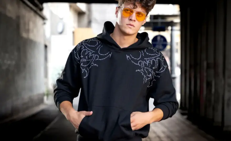 Bluza jak sukienka: Jak nosić stylowo i uniknąć wpadek?