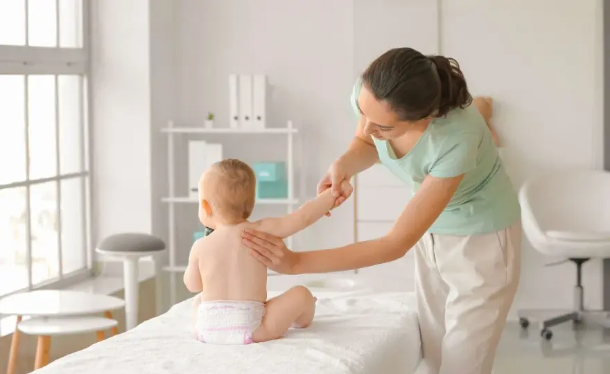 Kiedy z dzieckiem do fizjoterapeuty? Objawy, które warto znać