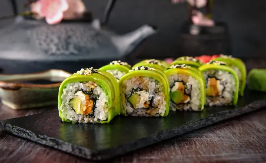 Jak zrobić sushi w domu? Krok po kroku do idealnych rolek!