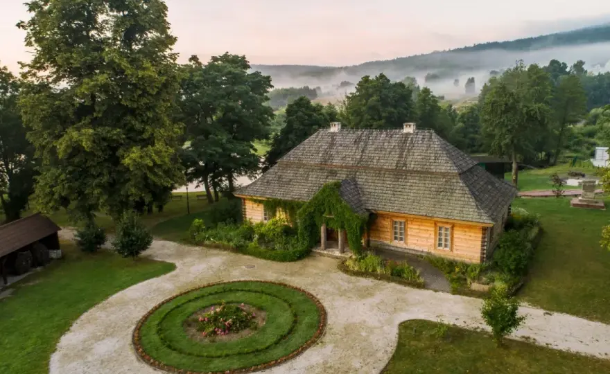 Ciekoty - Szklany Dom i zalew. Jak zobaczyć więcej niż dworek?