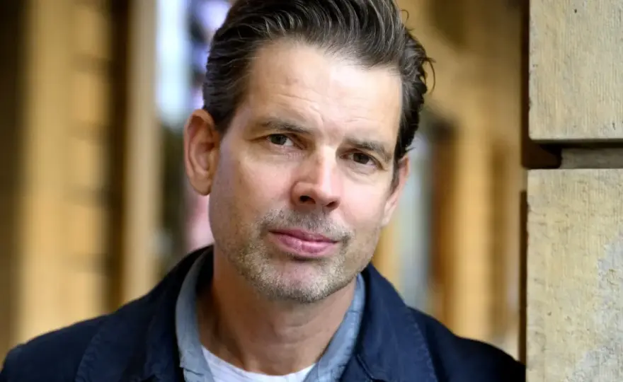 Alex Schulman på Dramaten när minnen blir scenkonst