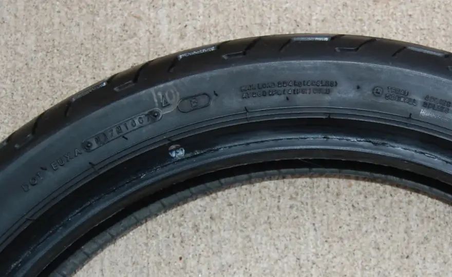 Cómo leer el flanco de un neumático de moto sin equivocarte