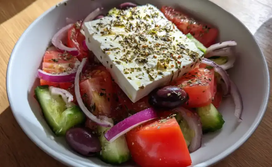 Grekisk sallad med feta och oliver - så gör du den klassiska versionen