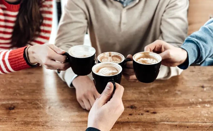 Caffè al bar con amici - La guida per un incontro perfetto