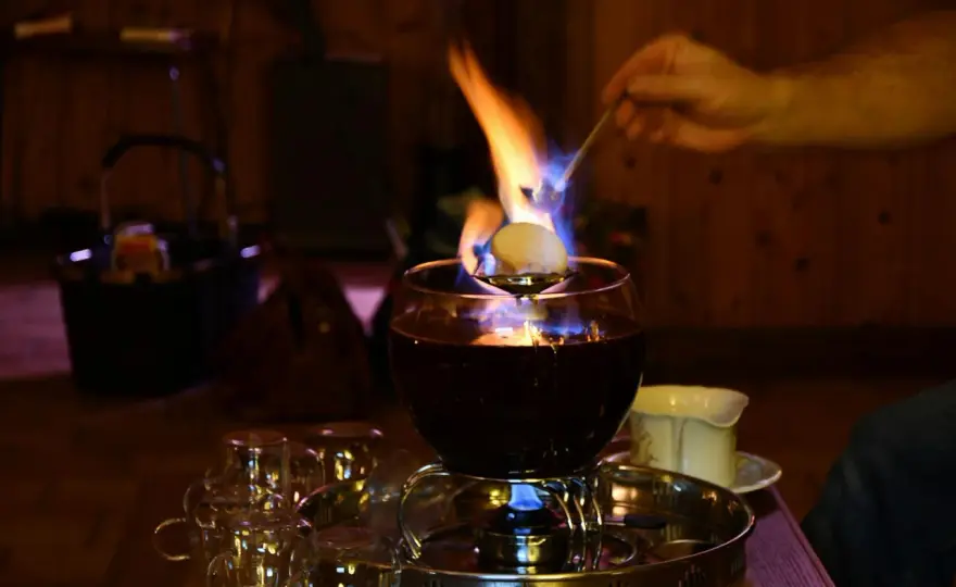 Alkoholfreie Feuerzangenbowle - So gelingt der beste Punsch!