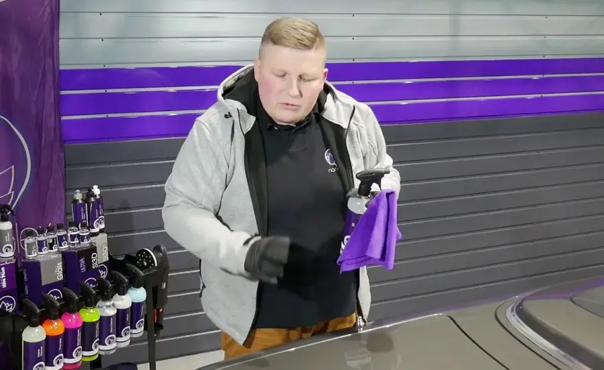 Czym odtłuścić auto przed woskowaniem, aby uzyskać idealny efekt?