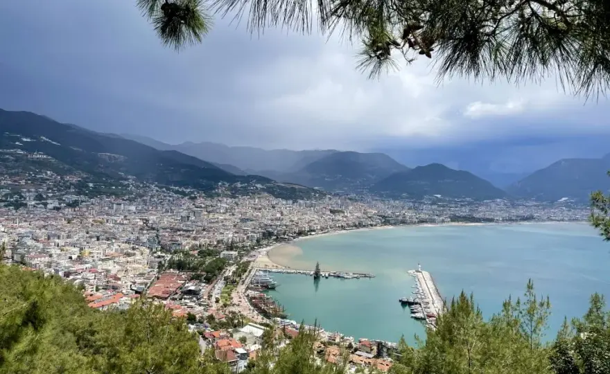 Alanya nad jakim morzem leży? Sprawdź, dlaczego warto tam pojechać!
