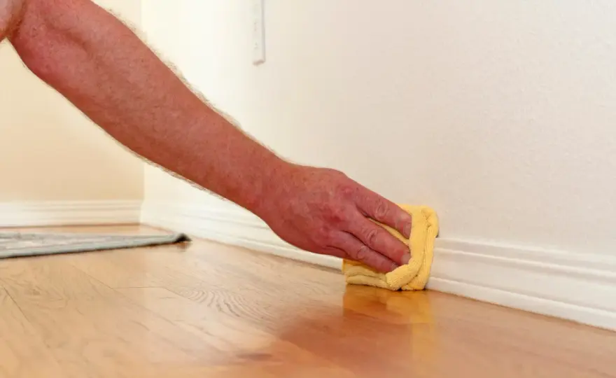 Cómo limpiar los rodapiés sin dañar la pintura