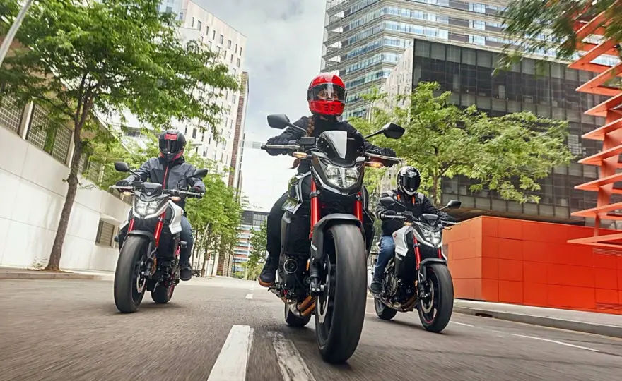 Moto en arcén- ¿Cuándo es legal? La nueva norma clave