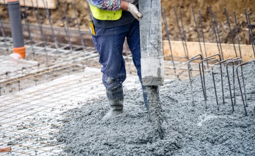 Jak zrobić wylewkę betonową na ziemi - uniknij najczęstszych błędów