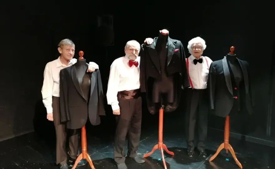 Teatr z udziałem seniorów: jak starsi aktorzy odnajdują się na scenie