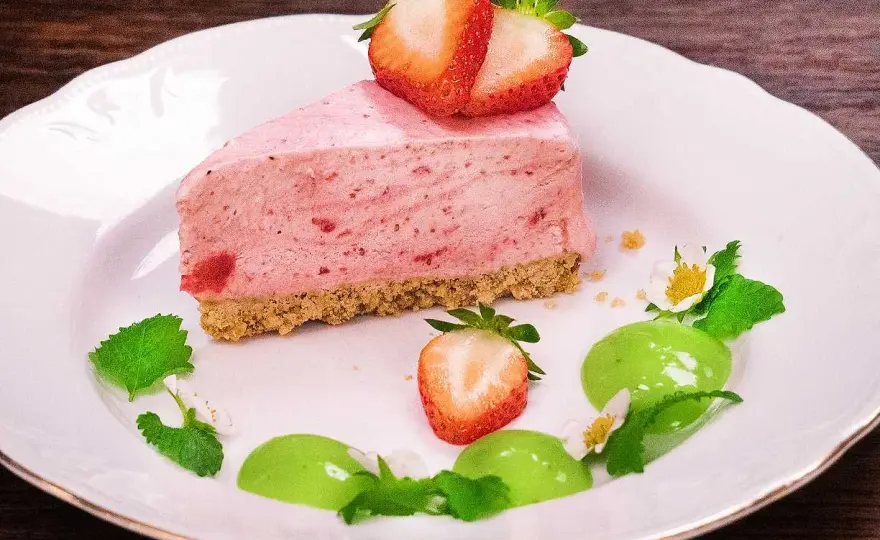 Jordgubbscheesecake med rätt balans och frisk jordgubbssmak