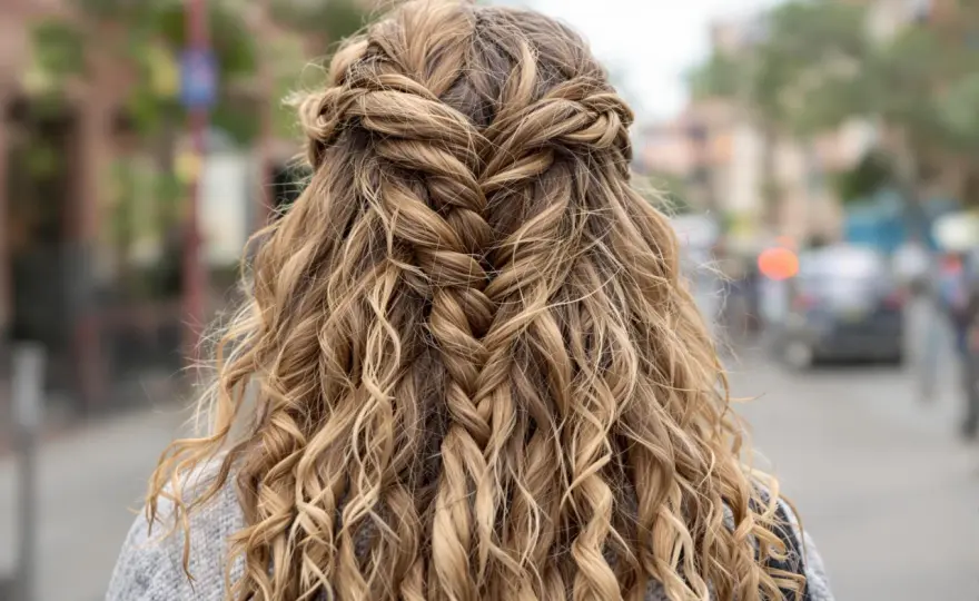 Fettiges Haar kaschieren: Schnelle Frisuren & SOS-Tricks