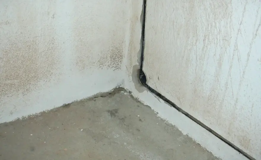 Jakie są przyczyny zawilgocenia budynków i jak skutecznie sobie z nimi radzić?