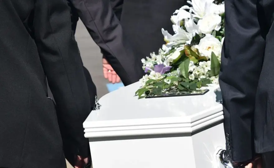 Ile pieniędzy dać księdzu za pogrzeb: aktualne stawki i zwyczaje w Polsce