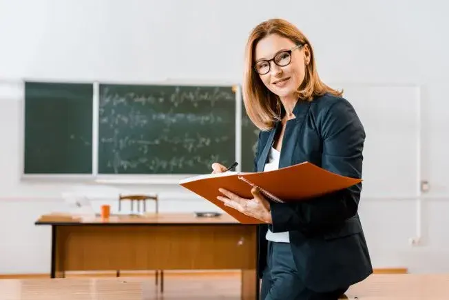 Co oznacza zatrudnienie nauczyciela przez mianowanie i jego korzyści?