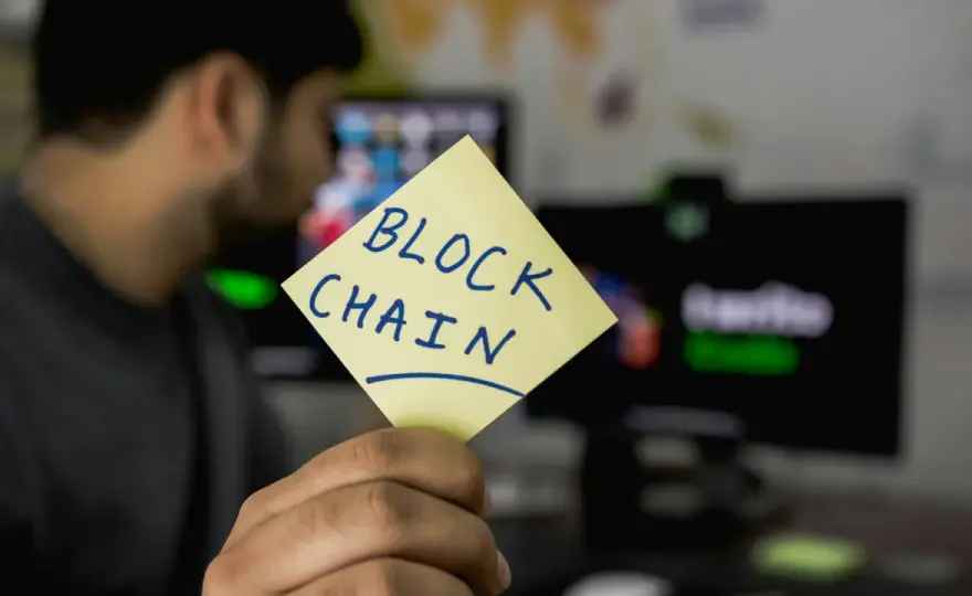 Blockchain w energetyce: Jak technologia może wspierać zrównoważony rozwój?
