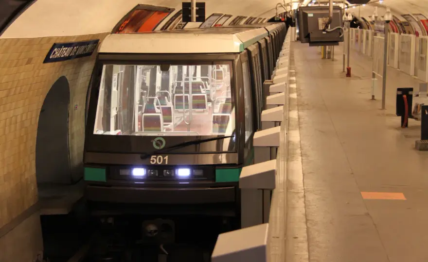 Ile lat ma metro w Paryżu? Historia i ciekawostki