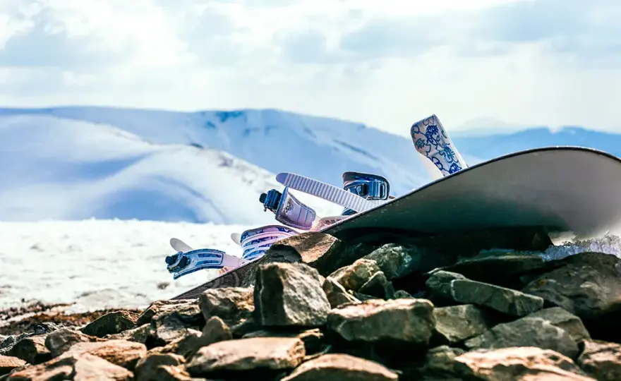 Wiązania snowboardowe twarde czy miękkie - co wybrać dla siebie?