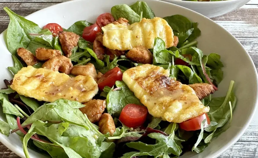 Sałatka z halloumi - Jak zrobić idealną? Sekrety smaku