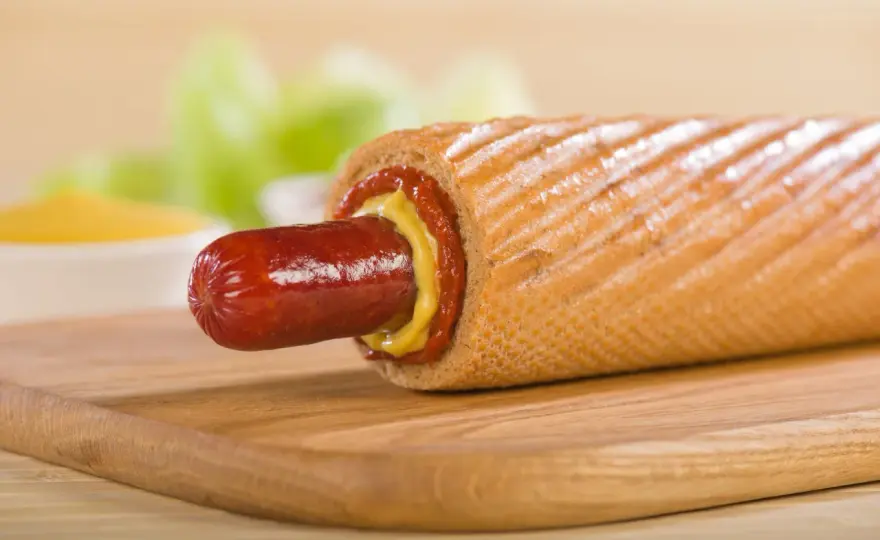 Francuski hot dog - jaką bułkę wybrać i jak go przygotować