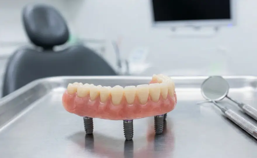 Proteza na implantach - Czy to rozwiązanie dla Ciebie?