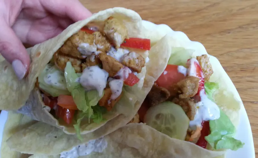 Kebab w bułce czy tortilla - co jest zdrowszym wyborem?