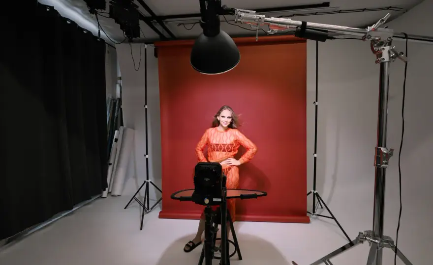 Fotografia studyjna bez tajemnic - jak ustawić światło, tło i sprzęt