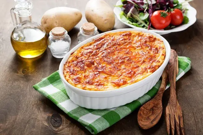 Zaskakująco smaczna zapiekanka z ziemniakami, kapustą i mięsem
