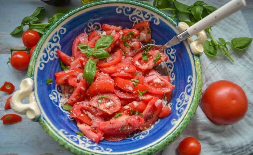 Tomatensalat richtig zubereiten - So wird er aromatisch statt wässrig