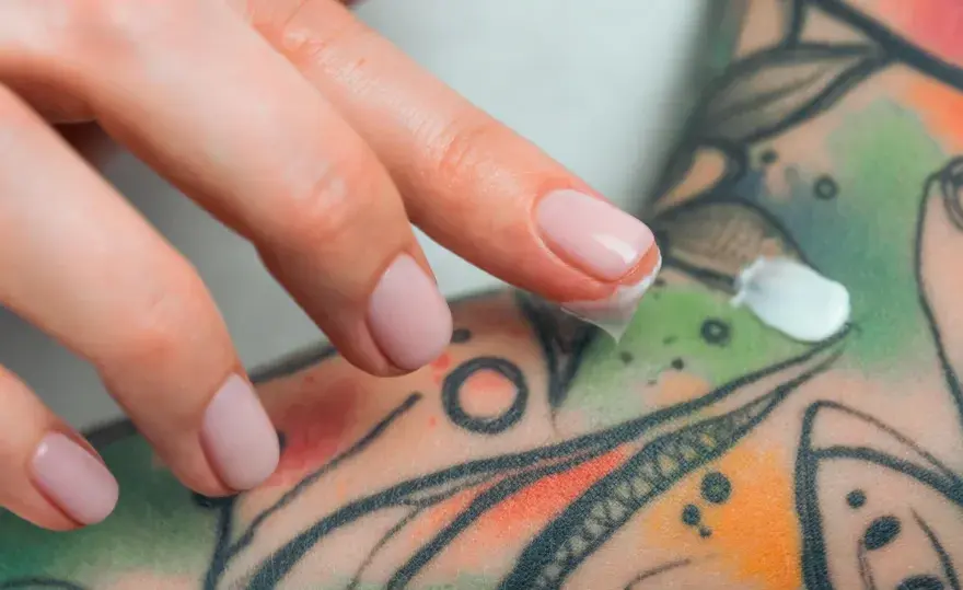 Tatouage infecté - signes, soins et quand consulter