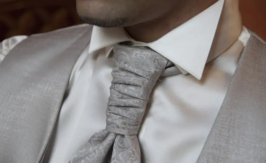 Jakie są modne krawaty? Odkryj najnowsze trendy i kolory