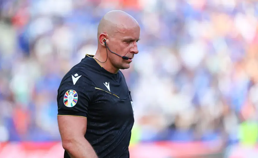 Michael Oliver - sędzia z elity. Jak osiągnął sukces?