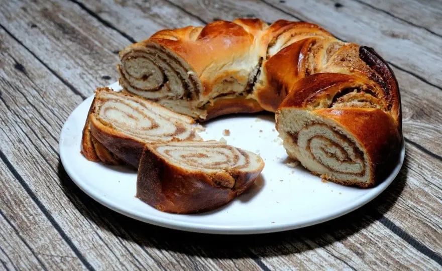 Drożdżowa strucla z kakao, która wychodzi miękka i równa