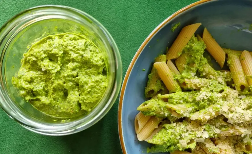 Pesto z liści rzodkiewki - Przepis na zero waste i pyszny smak!