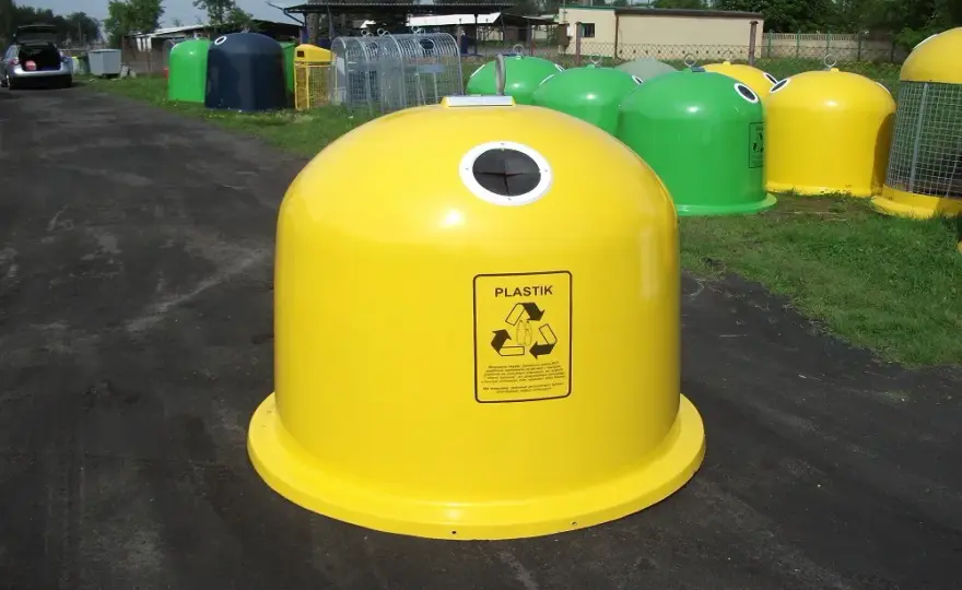 Żółty pojemnik: Co wrzucać? Segreguj plastik i metal bez błędów!