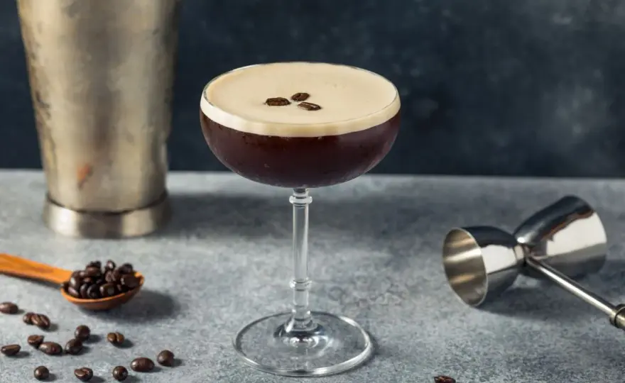 Drinki z kawą: Zrób kultowe Espresso Martini i inne hity w domu