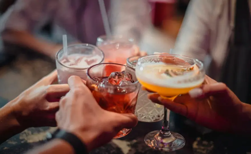 Ile kcal ma alkohol? Sprawdź kalorie w popularnych napojach