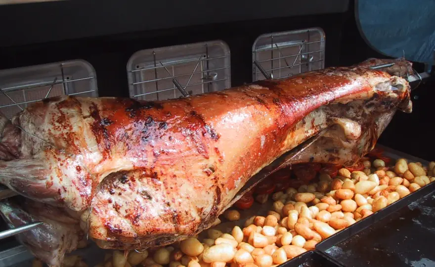 Gigot à la broche - Le secret d'une cuisson parfaite au barbecue