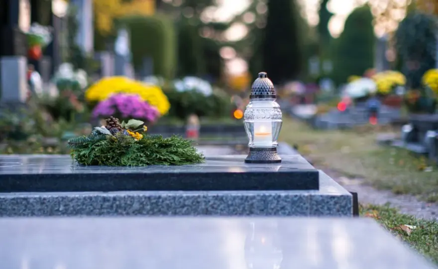 Jak zabezpieczyć kwiaty na cmentarzu przed kradzieżą i uniknąć straty