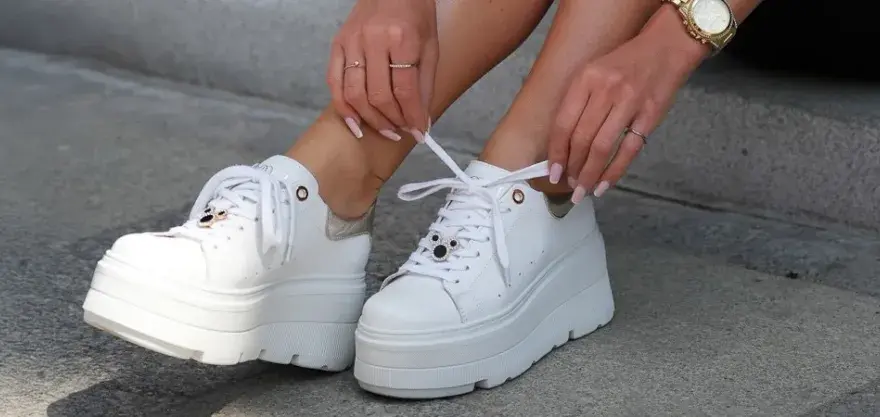 Co to są buty sneakersy? Odkryj ich cechy i stylowe zastosowanie