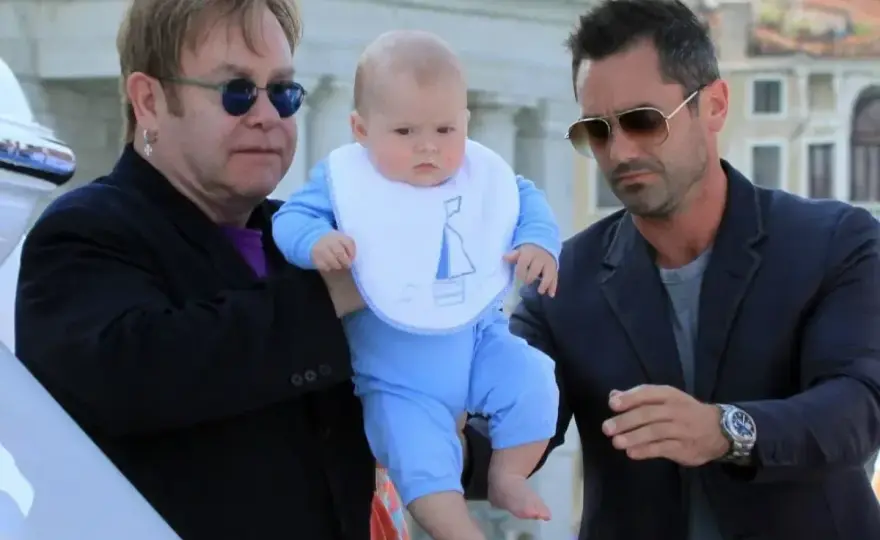 Dzieci Eltona Johna - kim są Zachary i Elijah?