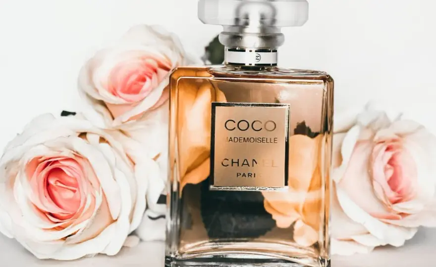 Woda perfumowana czy toaletowa? Sprawdź, co pachnie dłużej!