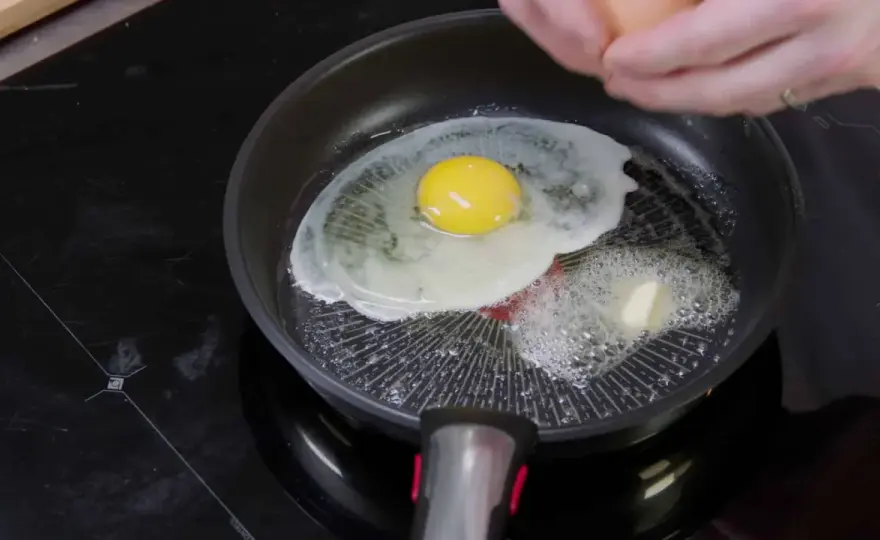 Œuf frit à la poêle - la méthode simple pour un jaune coulant