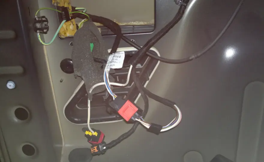 Podłączenie wiązki elektrycznej haka Peugeot Partner - uniknij problemów z instalacją